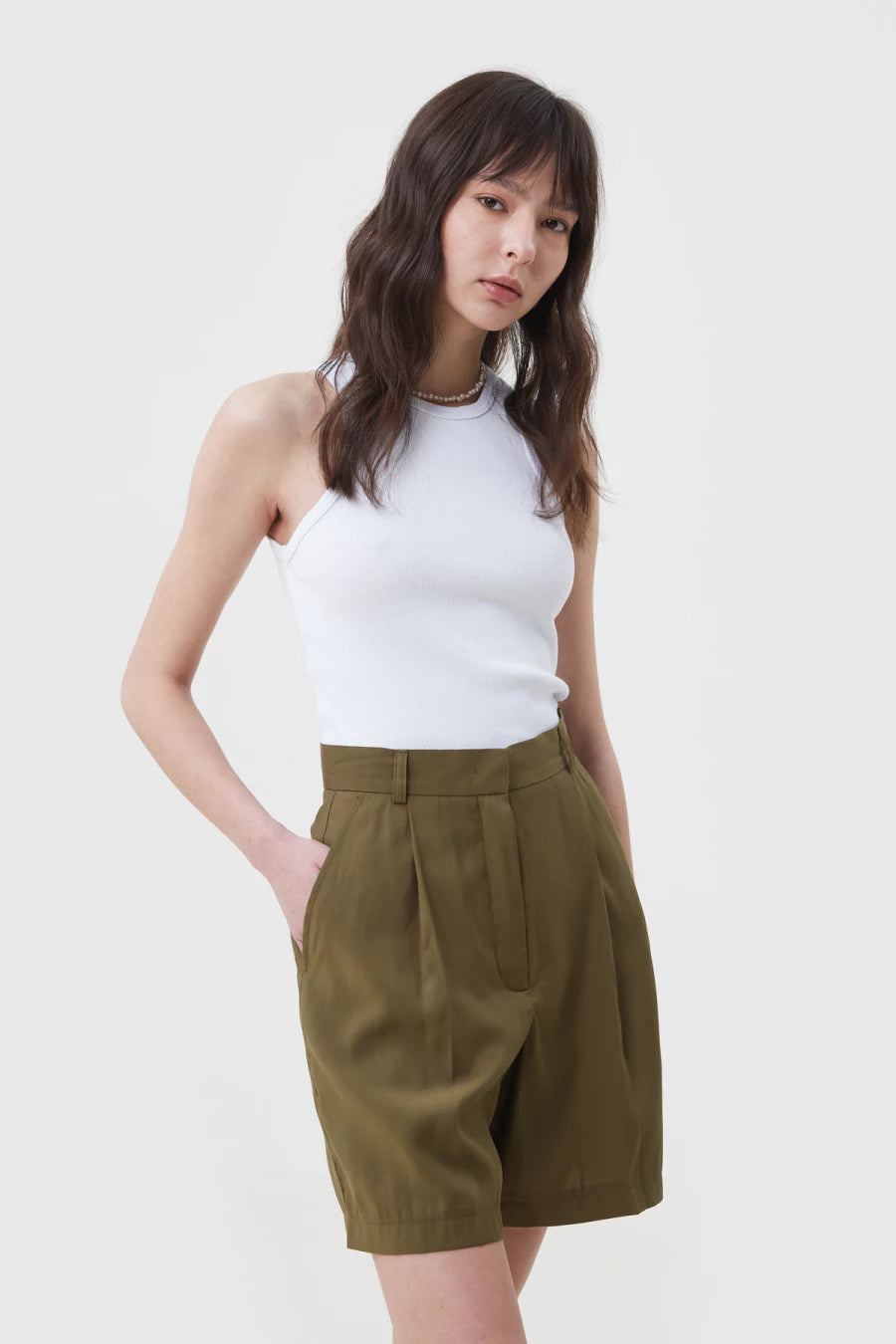 Loose-fit khaki shorts made of suit fabric with viscose