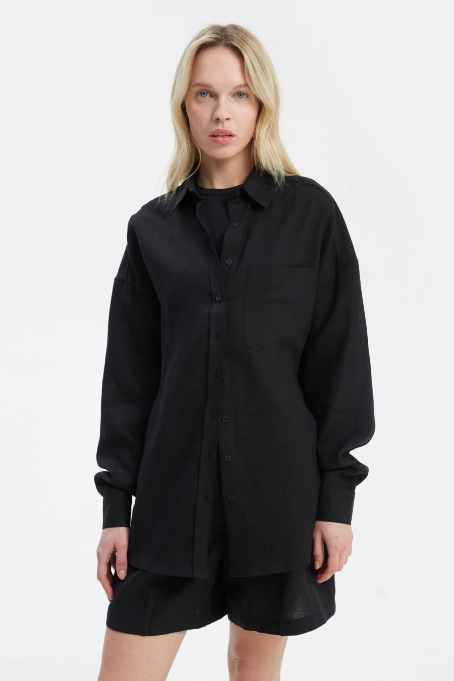 Black loose-fit shirt made of 100% linen