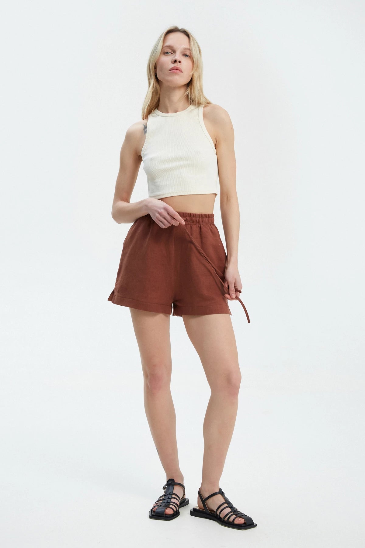 Chocolate loose-fit shorts made of 100% linen