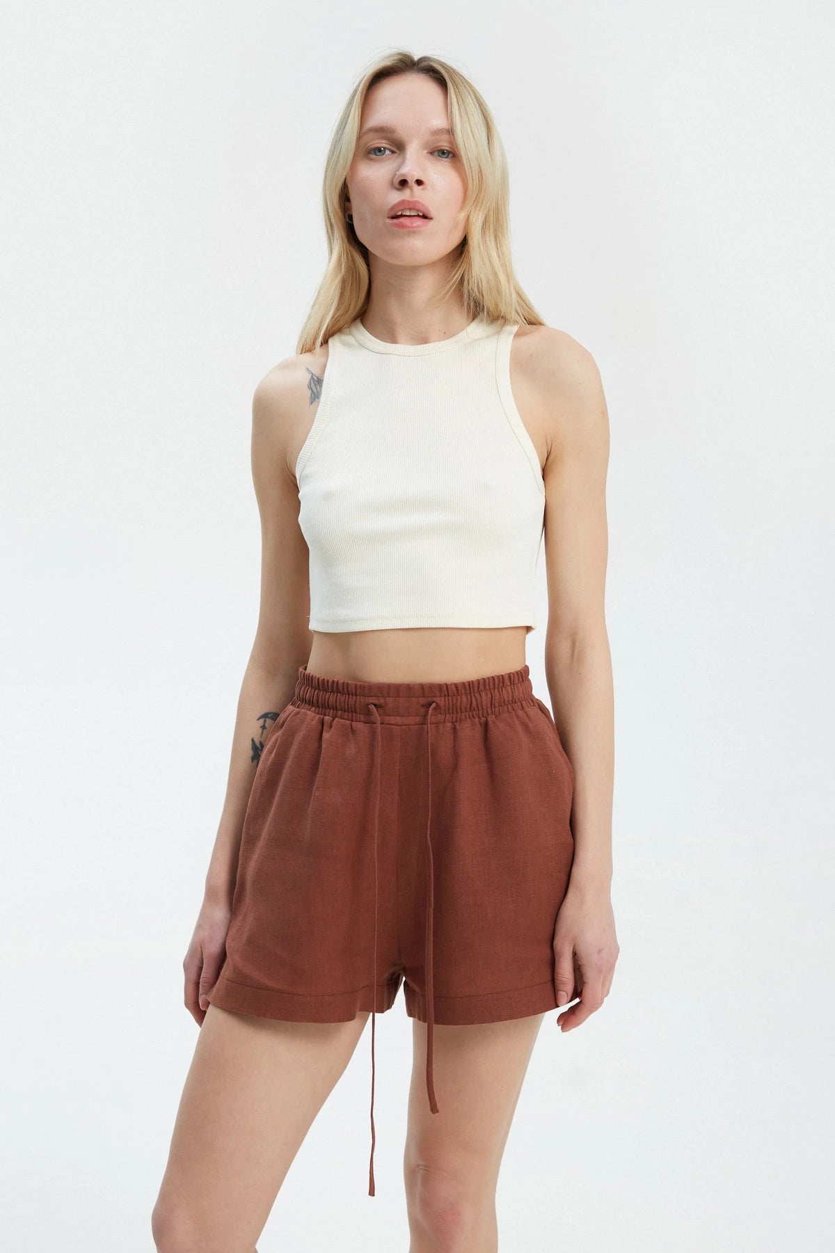 Chocolate loose-fit shorts made of 100% linen