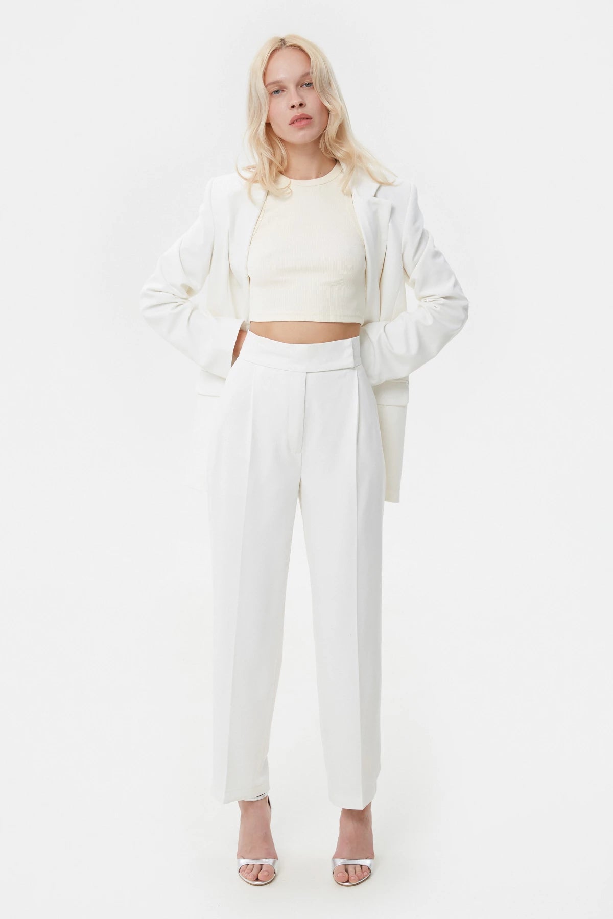 Milky cropped pants made of suit fabric with viscose