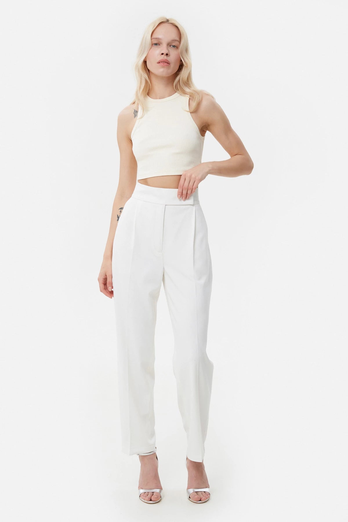 Milky cropped pants made of suit fabric with viscose