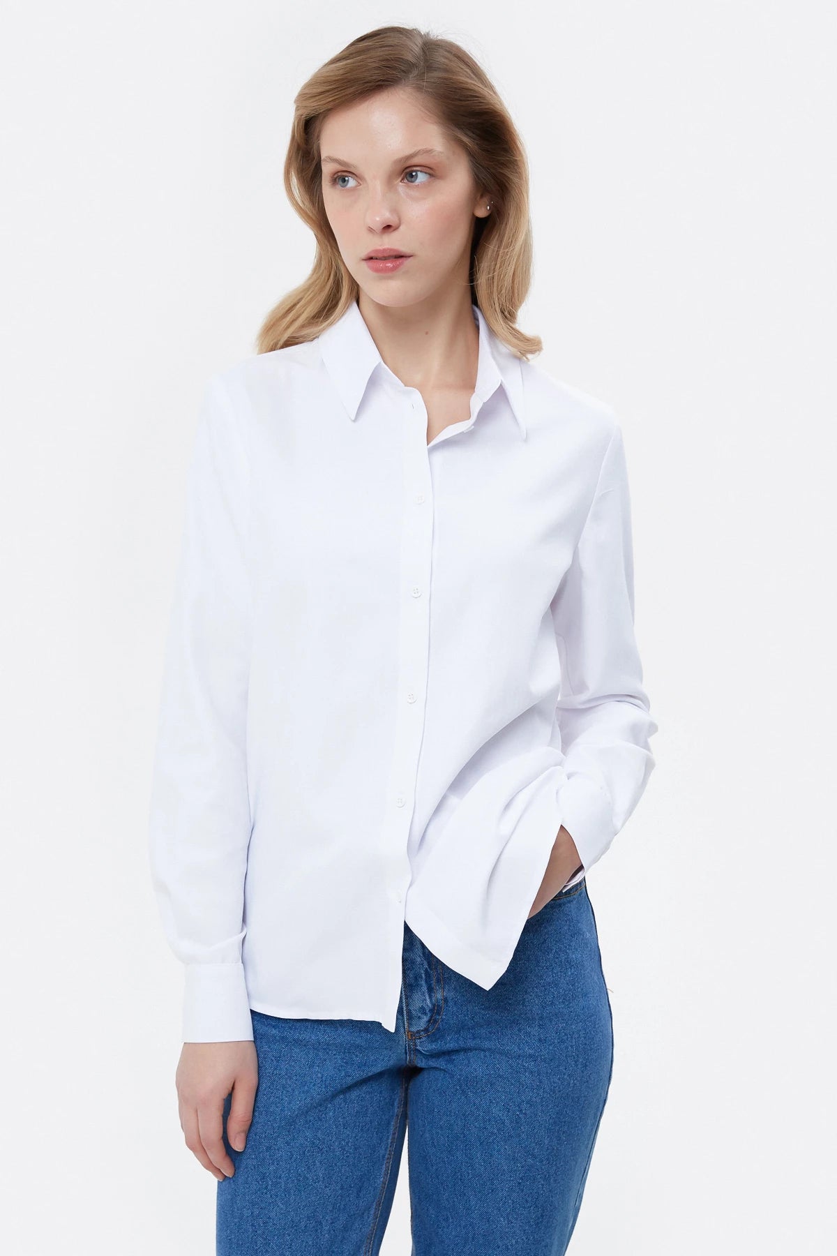 Basic white shirt with loose fit and cotton