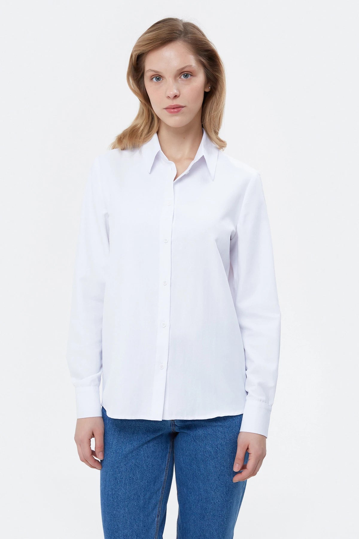 Basic white shirt with loose fit and cotton