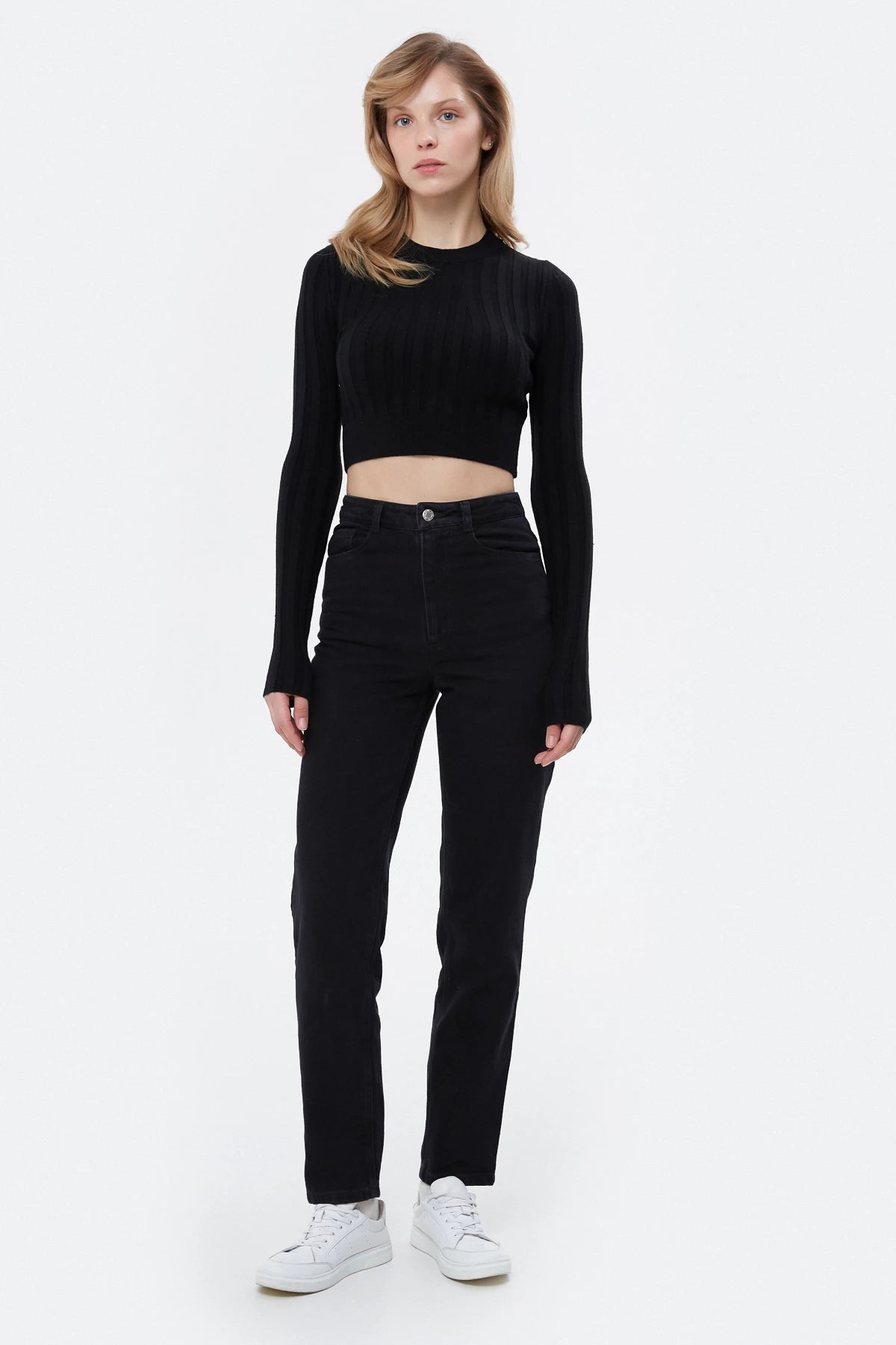 Black knitted cropped jumper with viscose