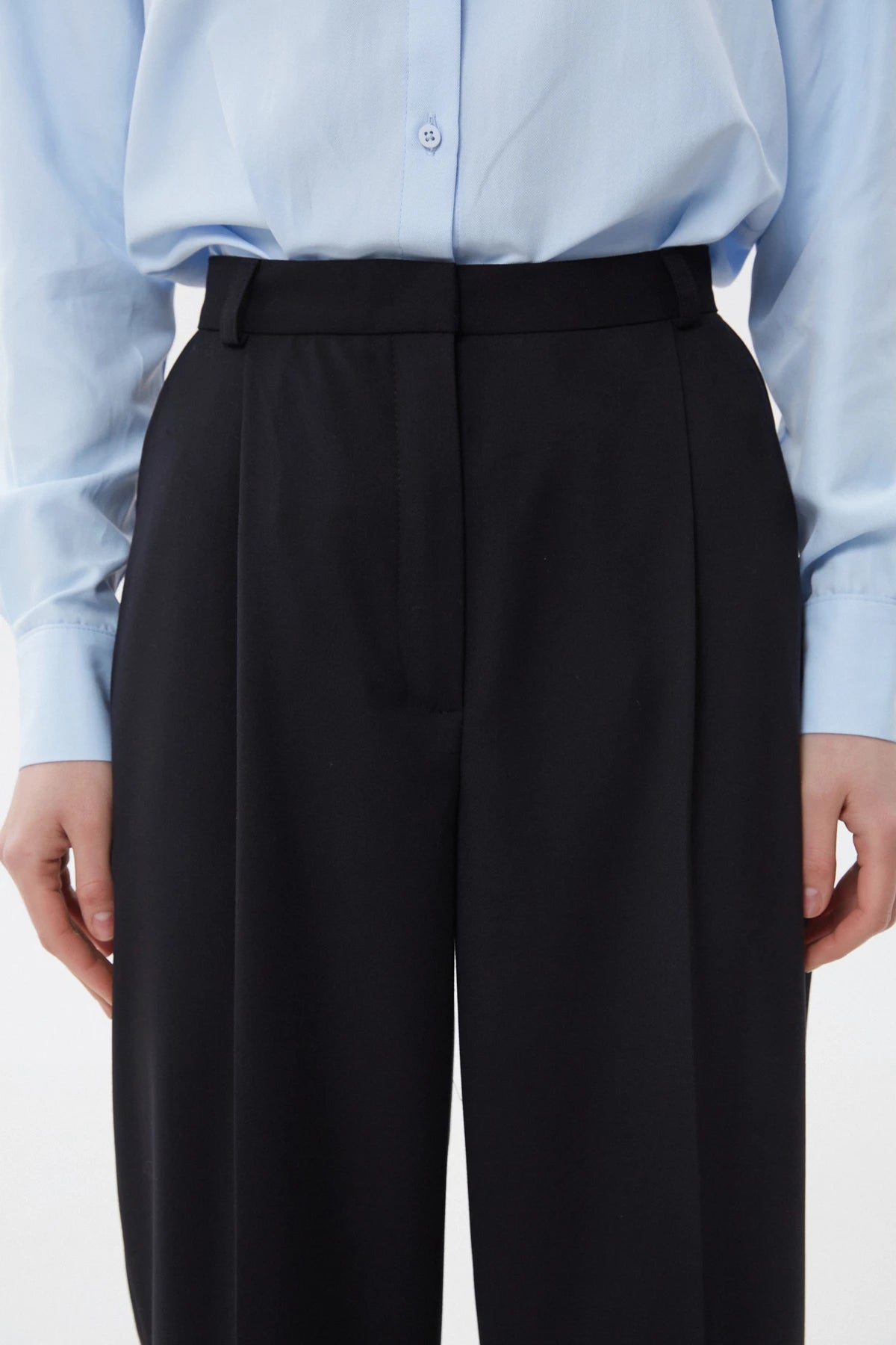 Wide elongated black trousers with viscose