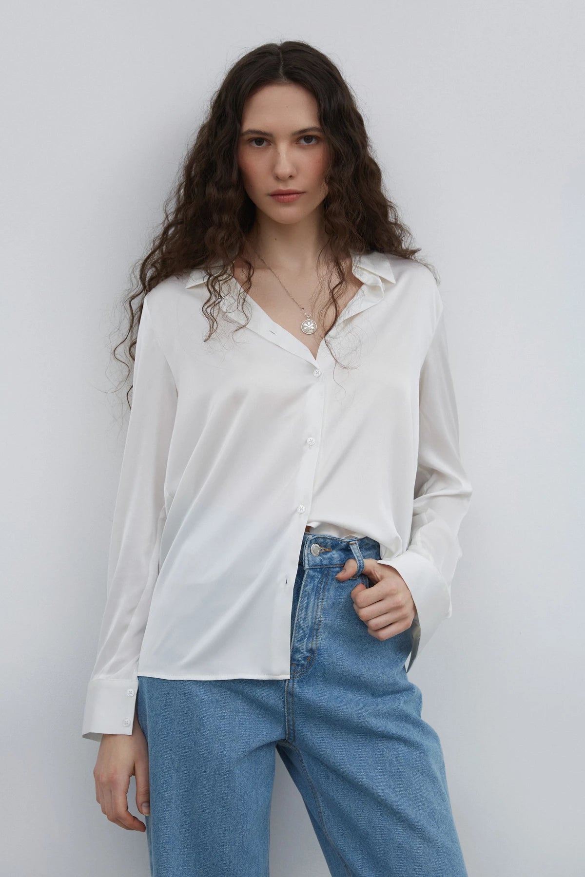 Loose-fit milky shirt of medium density satin