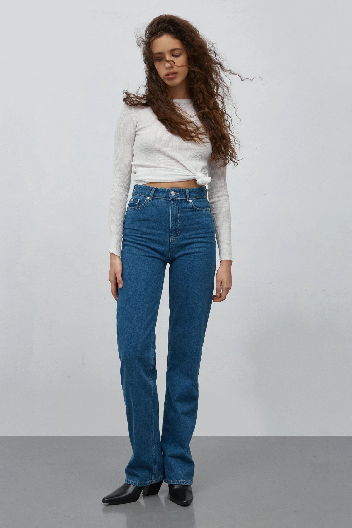 Elongated wide leg jeans of blue denim