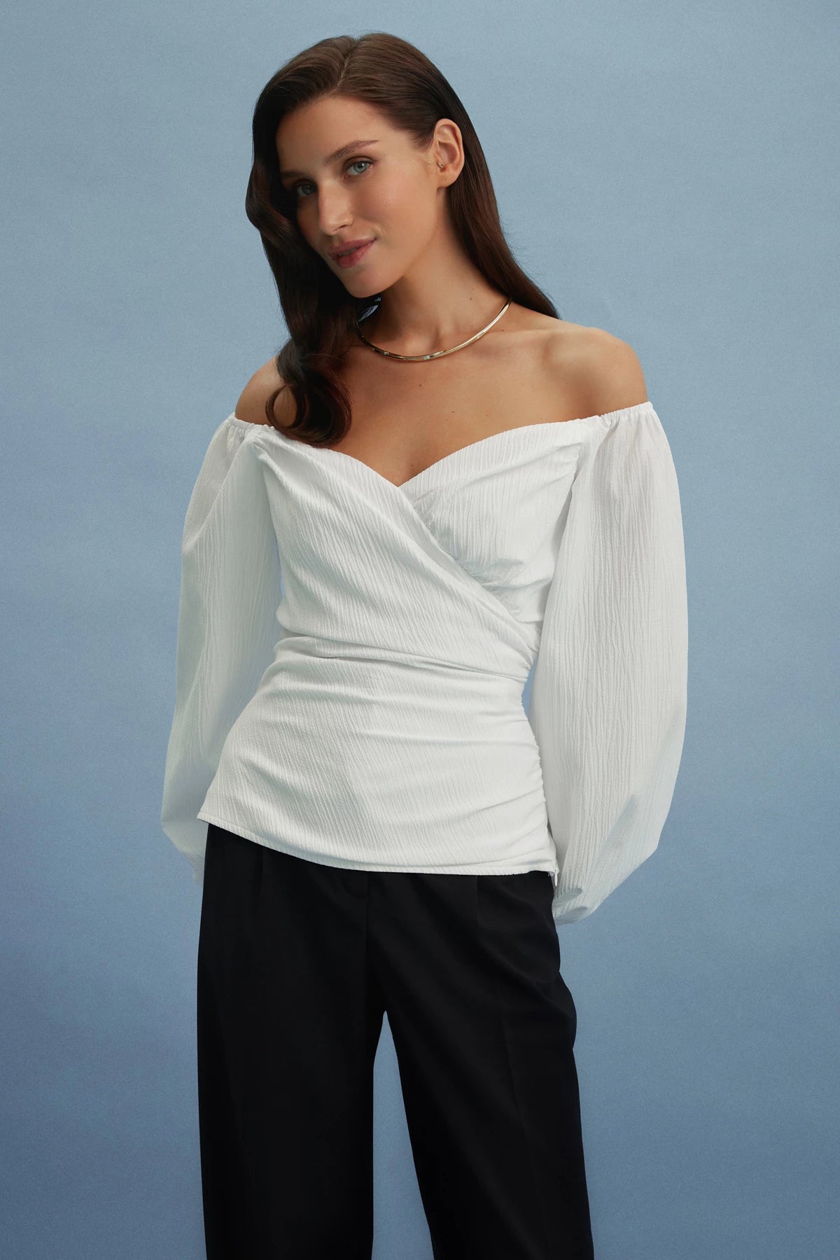 Off-the-shoulder milky top made of crush cotton