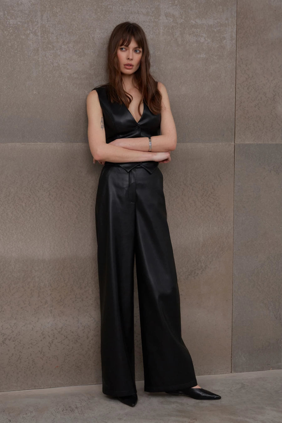 Black elongated palazzo pants made of eco-leather