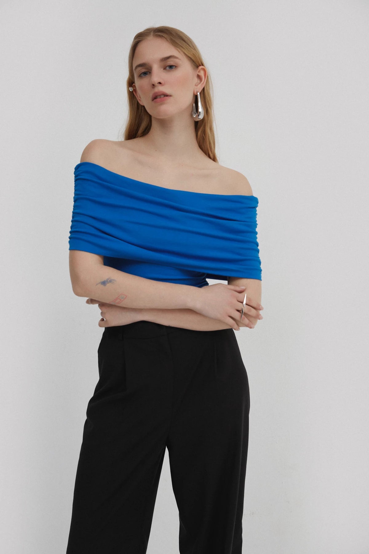 Blue top with open shoulders made of cotton