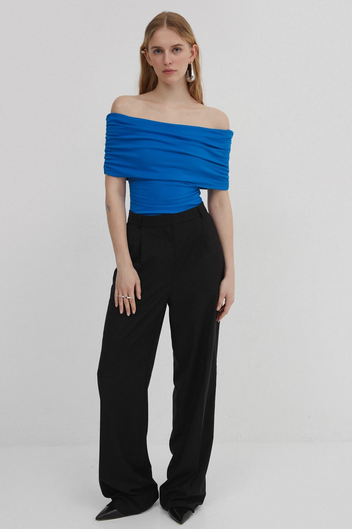 Blue top with open shoulders made of cotton