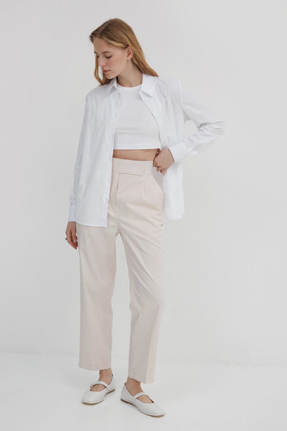 Light beige straight-cut cropped pants with cotton