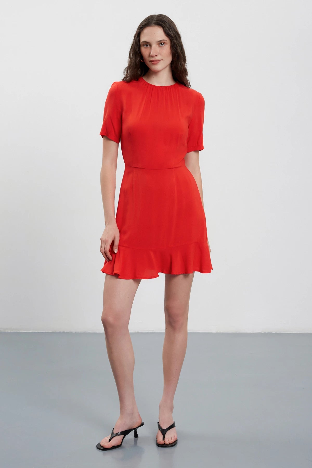 Red mini dress with short sleeves with flounce made of viscose