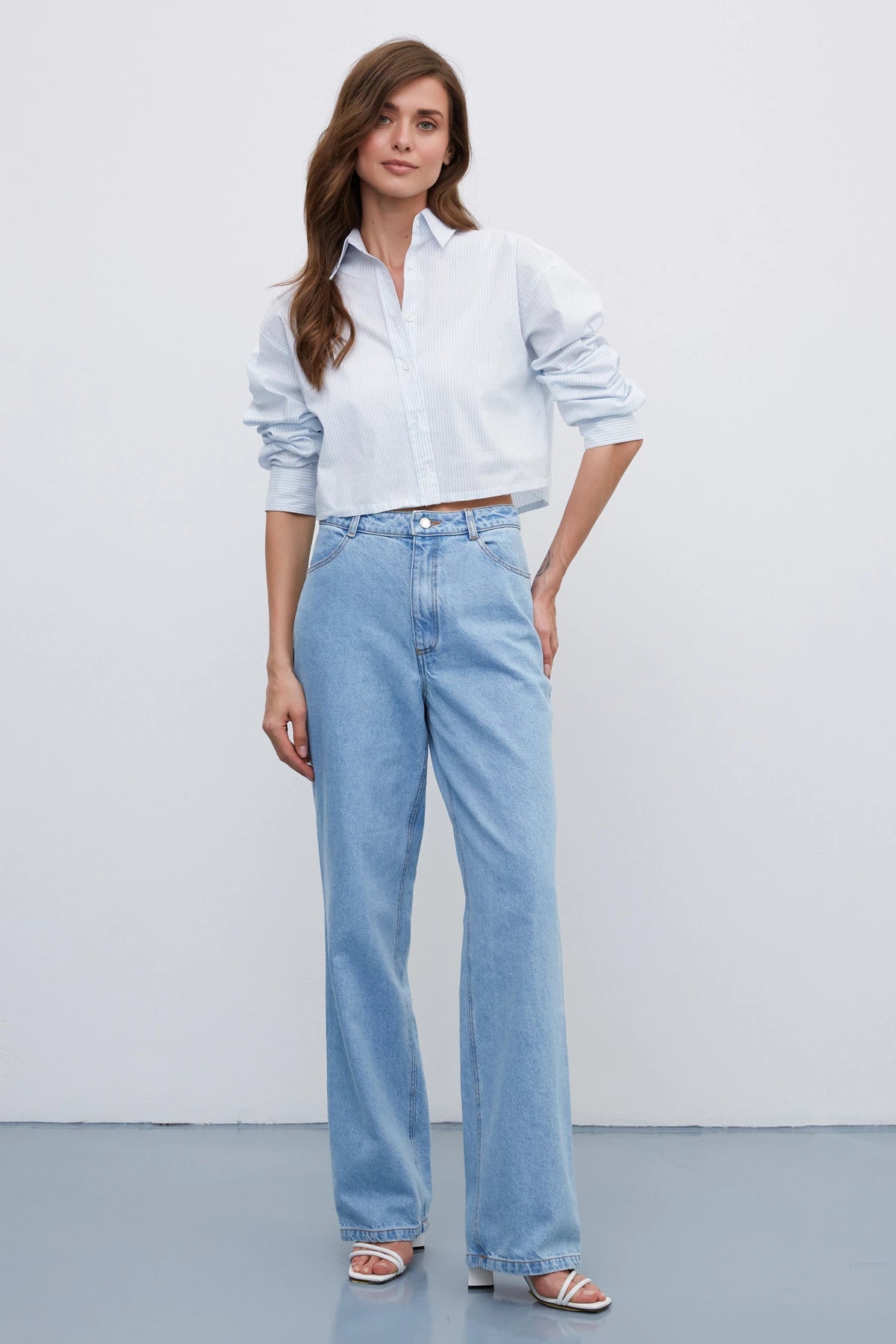 Elongated wide leg jeans in light blue denim