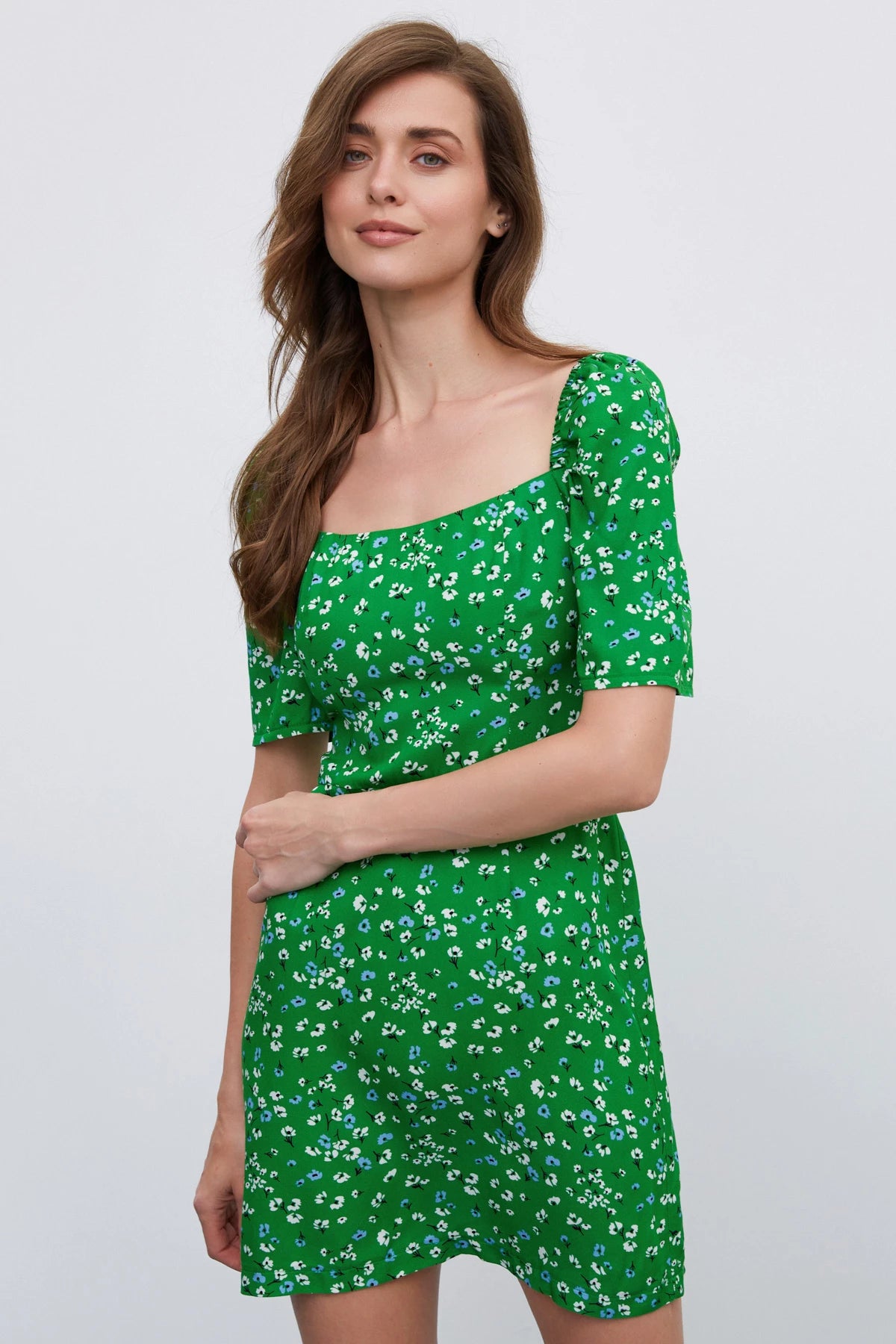 Green short dress in a floral print made of viscose