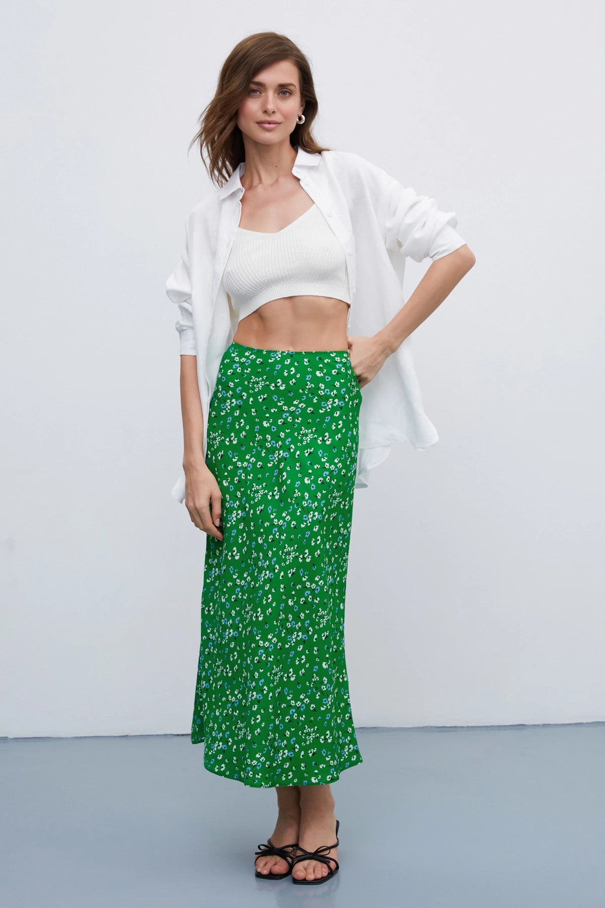 Green midi skirt in a floral print made of viscose