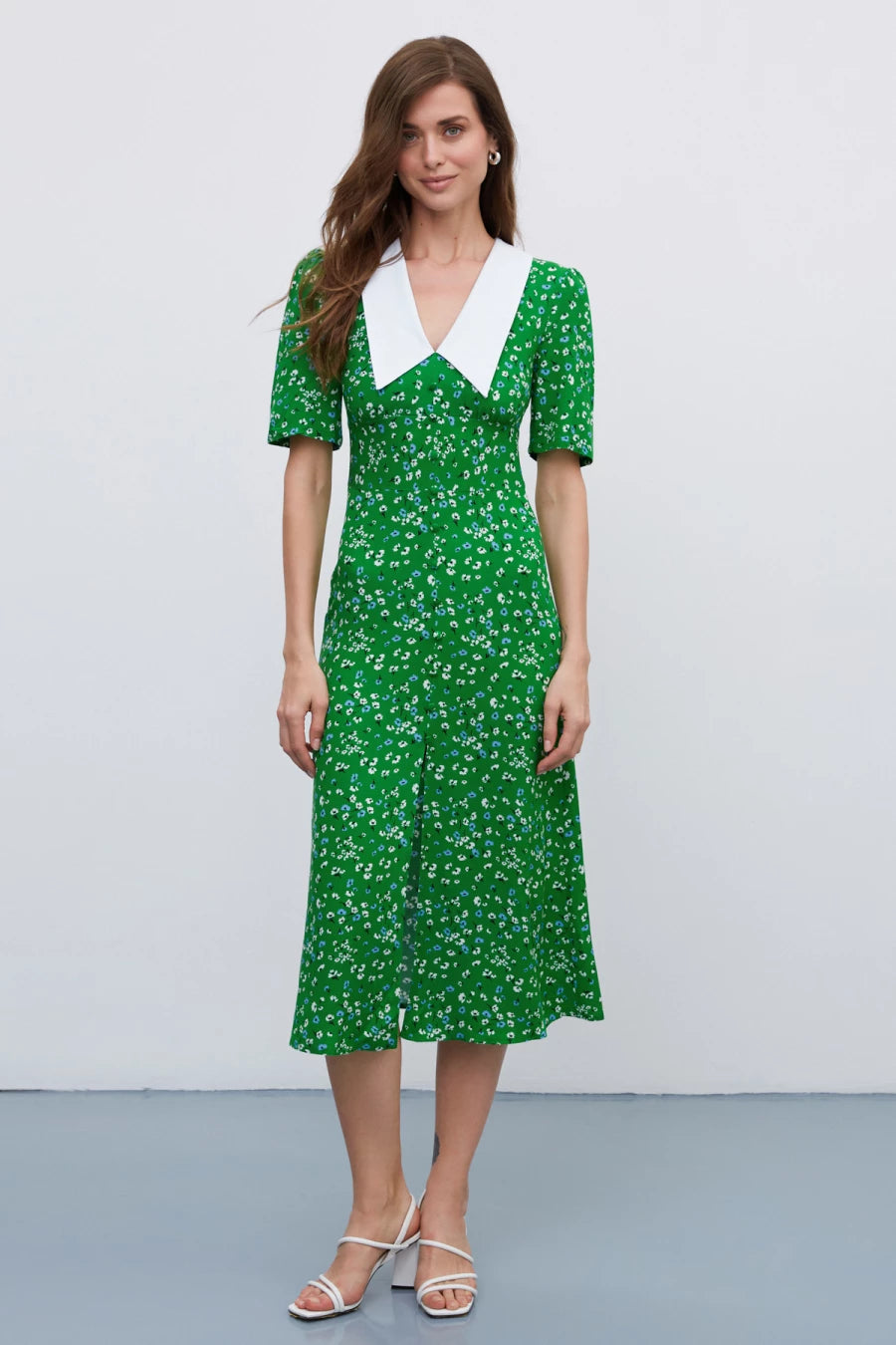 Green dress with a collar in a floral print made of viscose