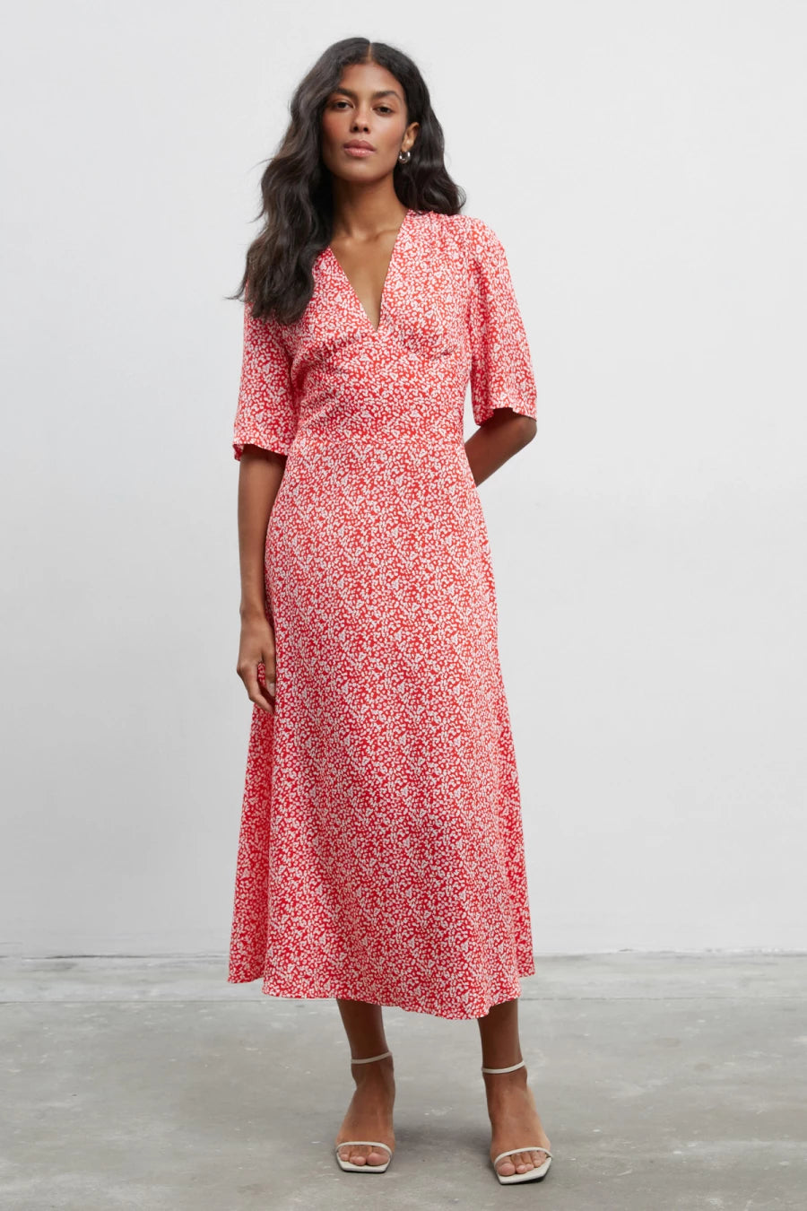 Red elongated V-neckline dress in the print "milky drops" made of viscose