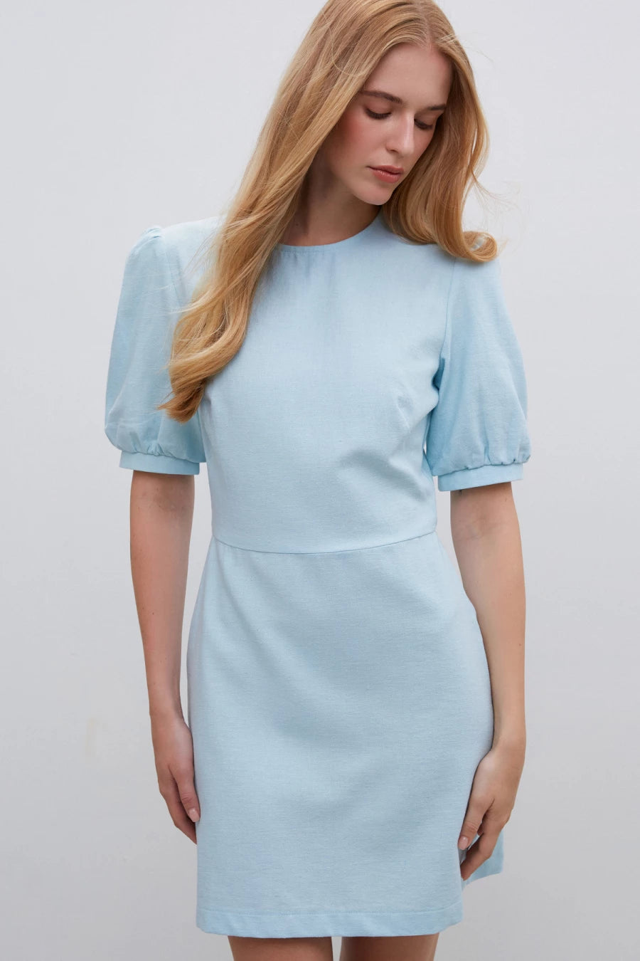 Blue short dress with lantern sleeve with linen