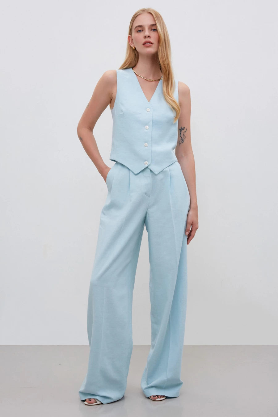 Blue elongated palazzo pants with linen