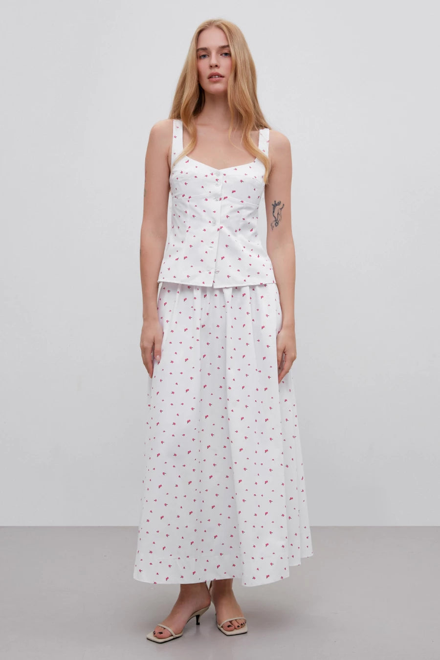 White flared skirt in a "pink flowers" print with cotton