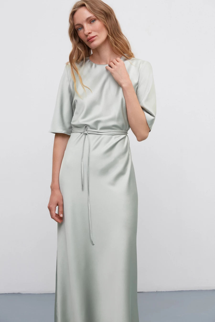 Olive long midi dress with a belt made of thick satin