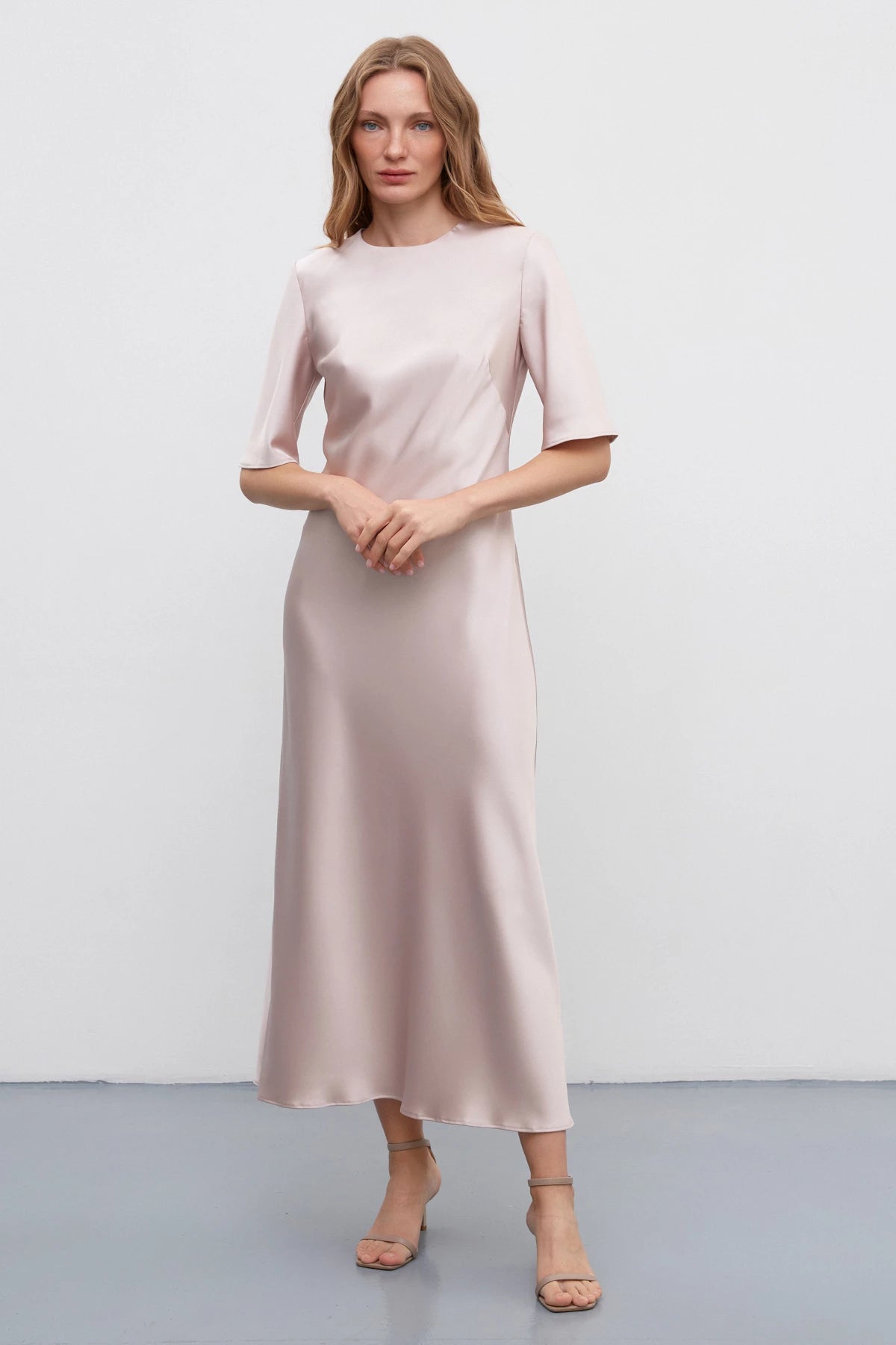 Powder long midi dress with a belt made of thick satin