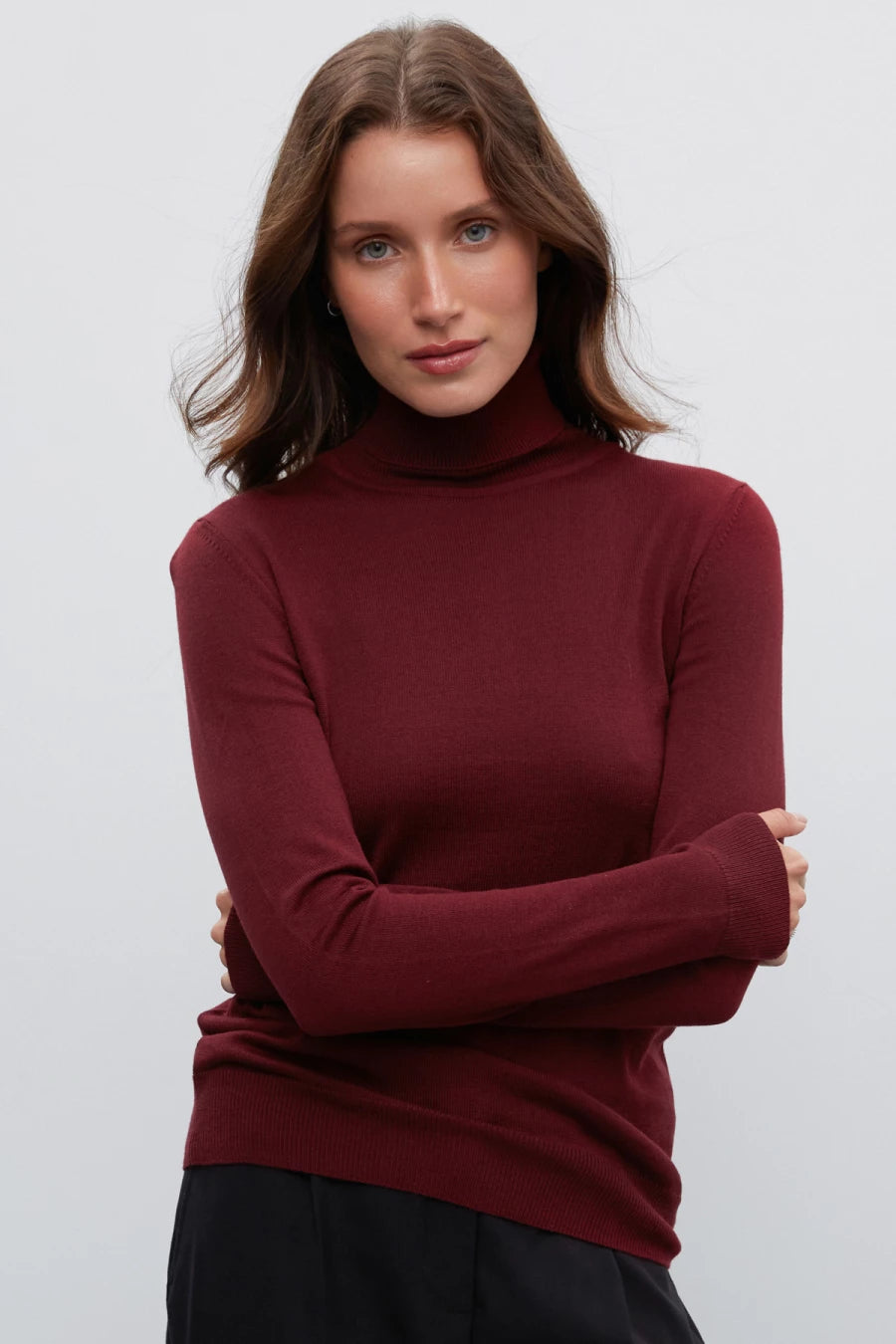 Basic knitted turtleneck with wine-colored cotton