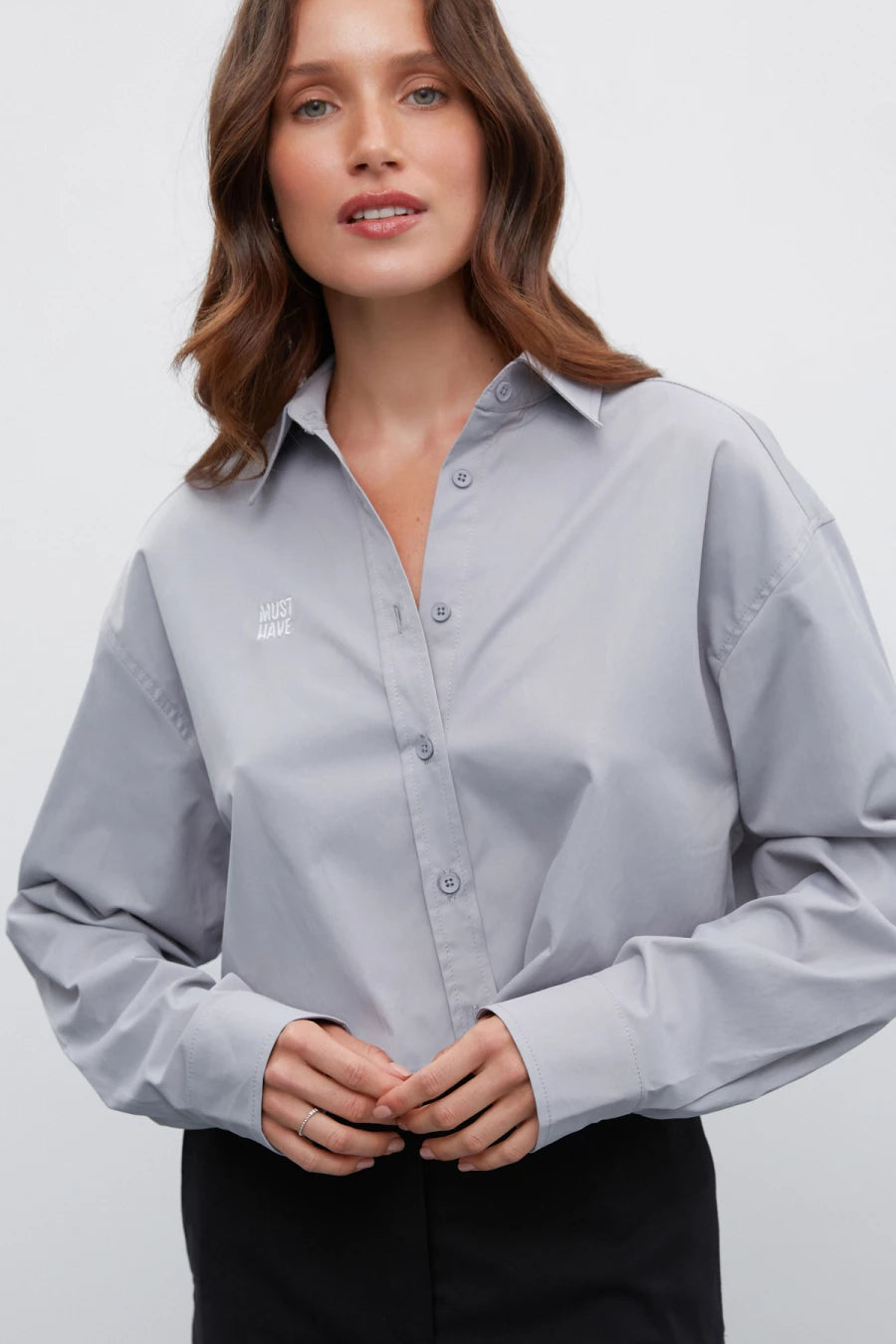 Graphite cropped cotton shirt with "MUST HAVE" embroidery