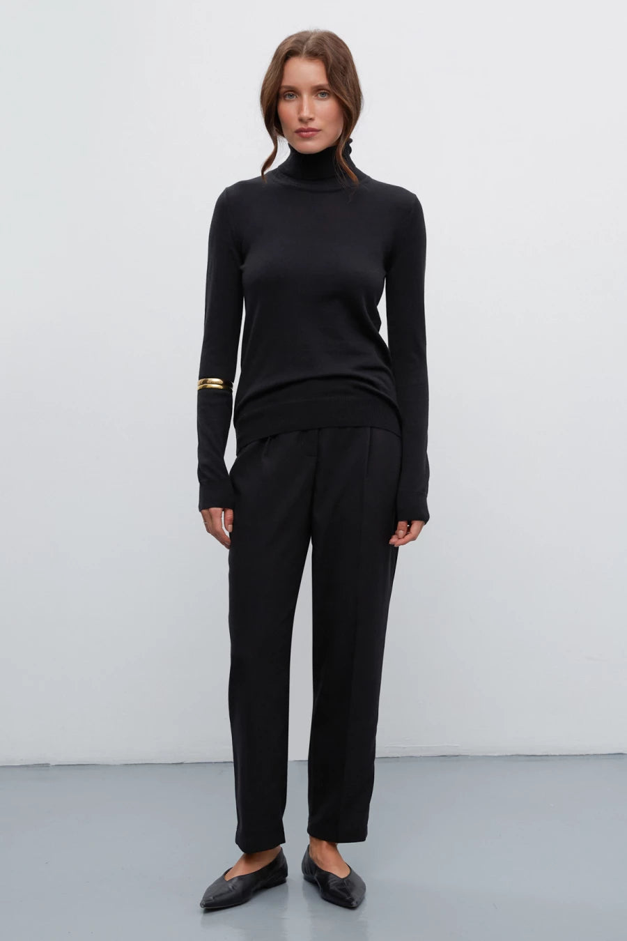 Black basic knitted turtleneck with cotton