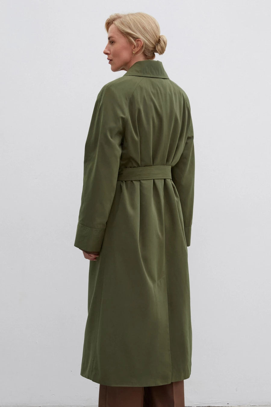 Olive green trench coat made of water-repellent cotton