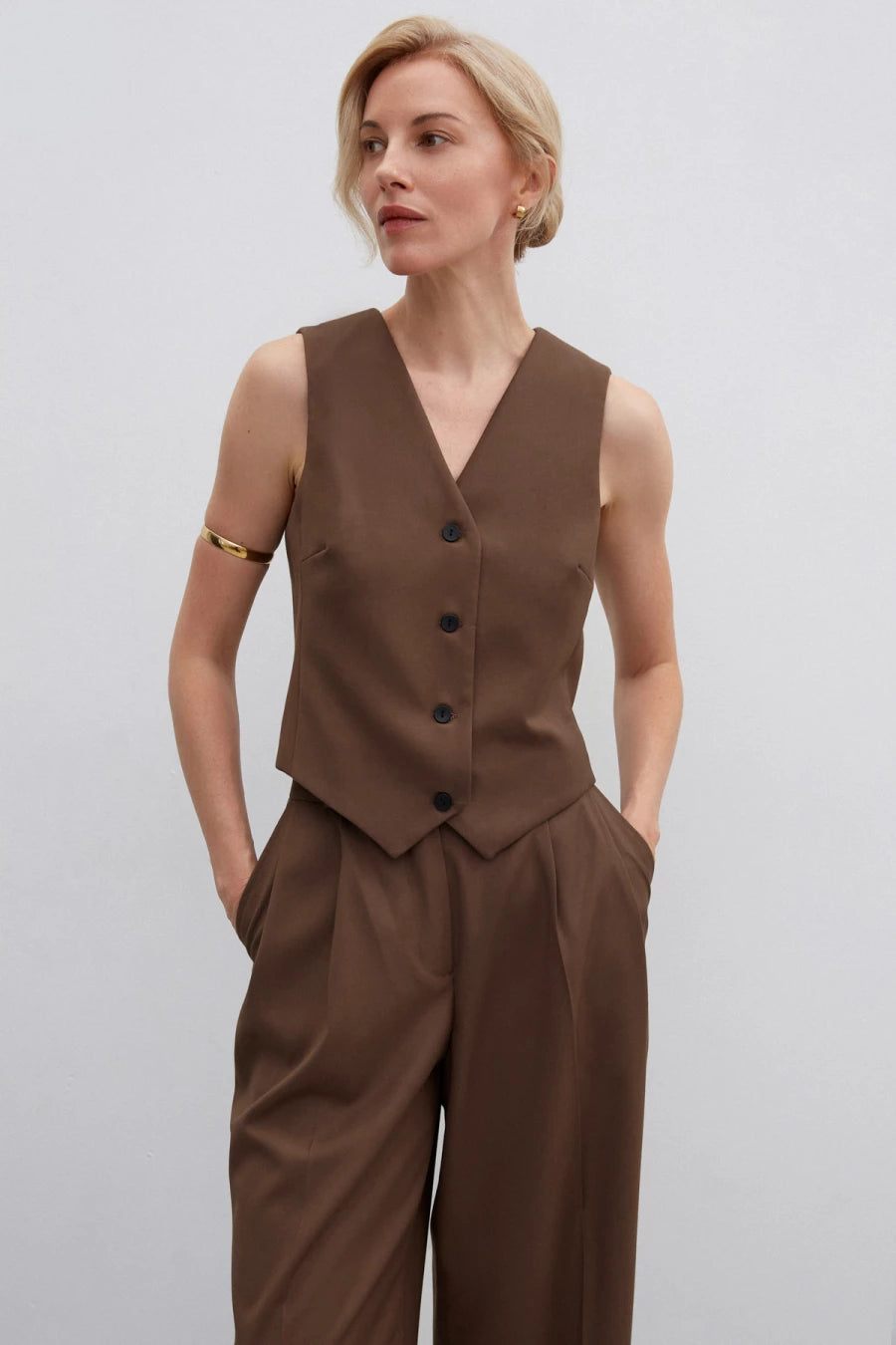 Chocolate vest of classic cut with viscose