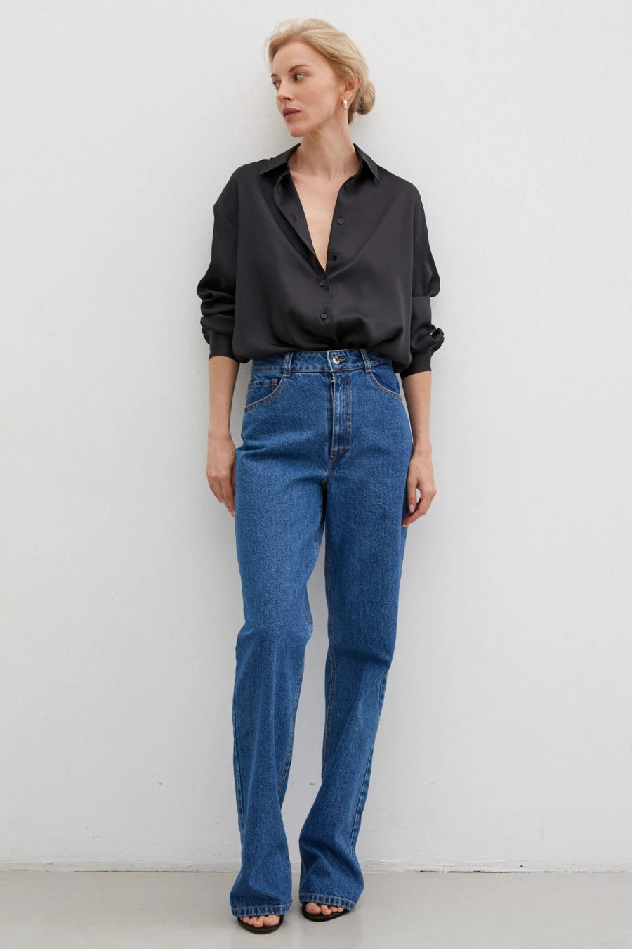 Elongated wide leg blue jeans