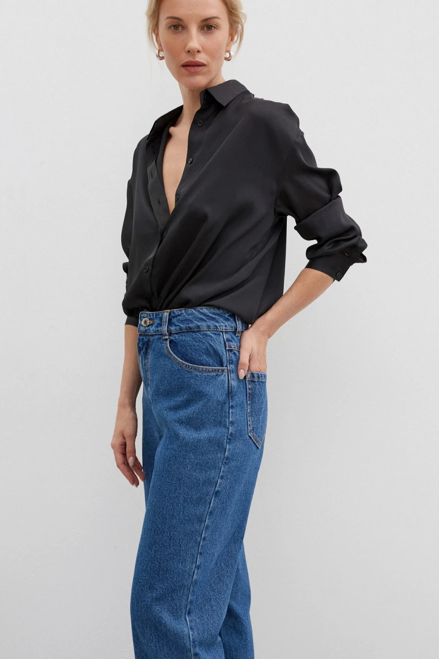 Elongated wide leg blue jeans