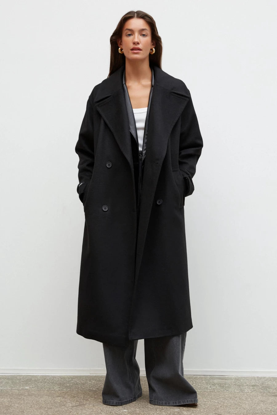 Black straight-cut double-breasted coat with wool