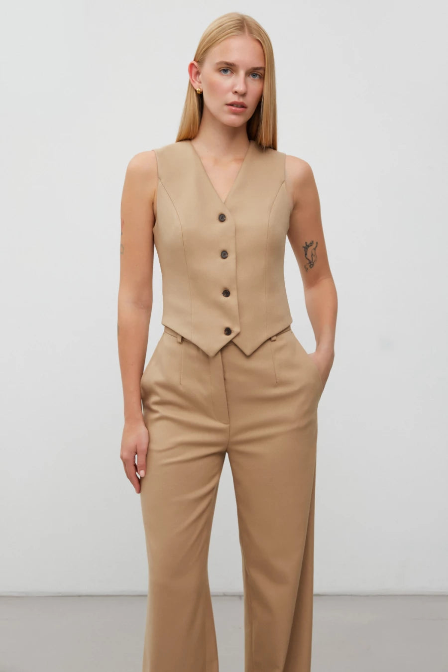 Beige vest of classic cut with viscose