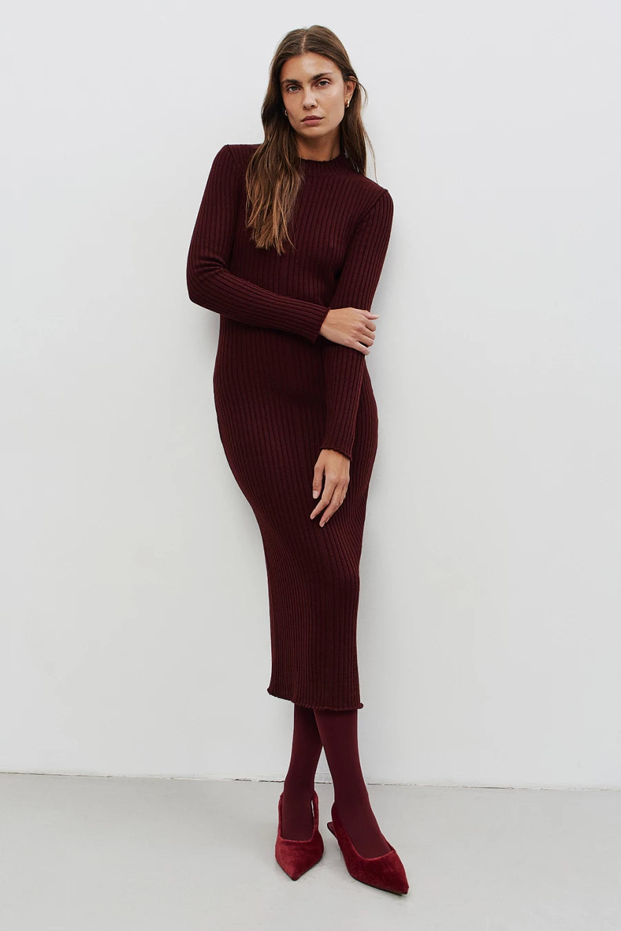 Burgundy knitted long midi dress in a rib with wool