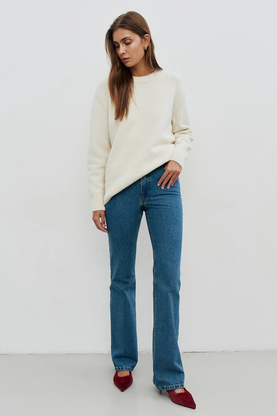 Blue elongated flared jeans with a high rise