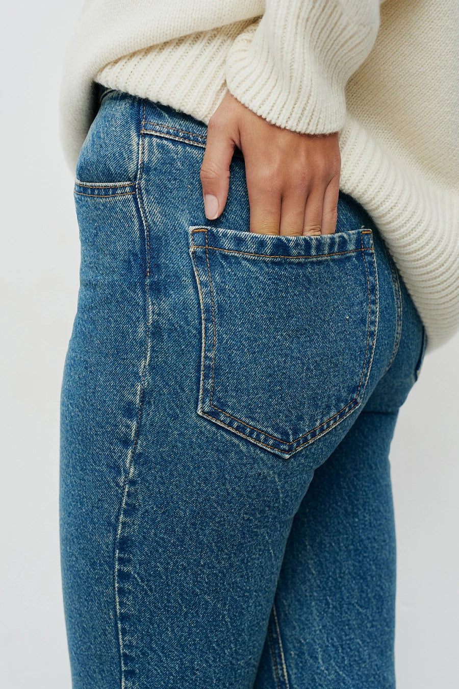 Blue elongated flared jeans with a high rise