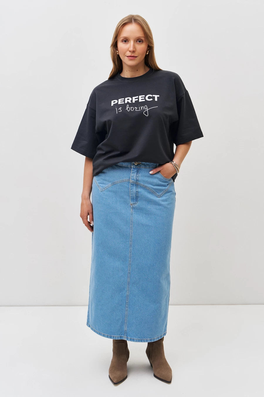 Graphite T-shirt made of dense knitwear "PERFECT IS BORING"