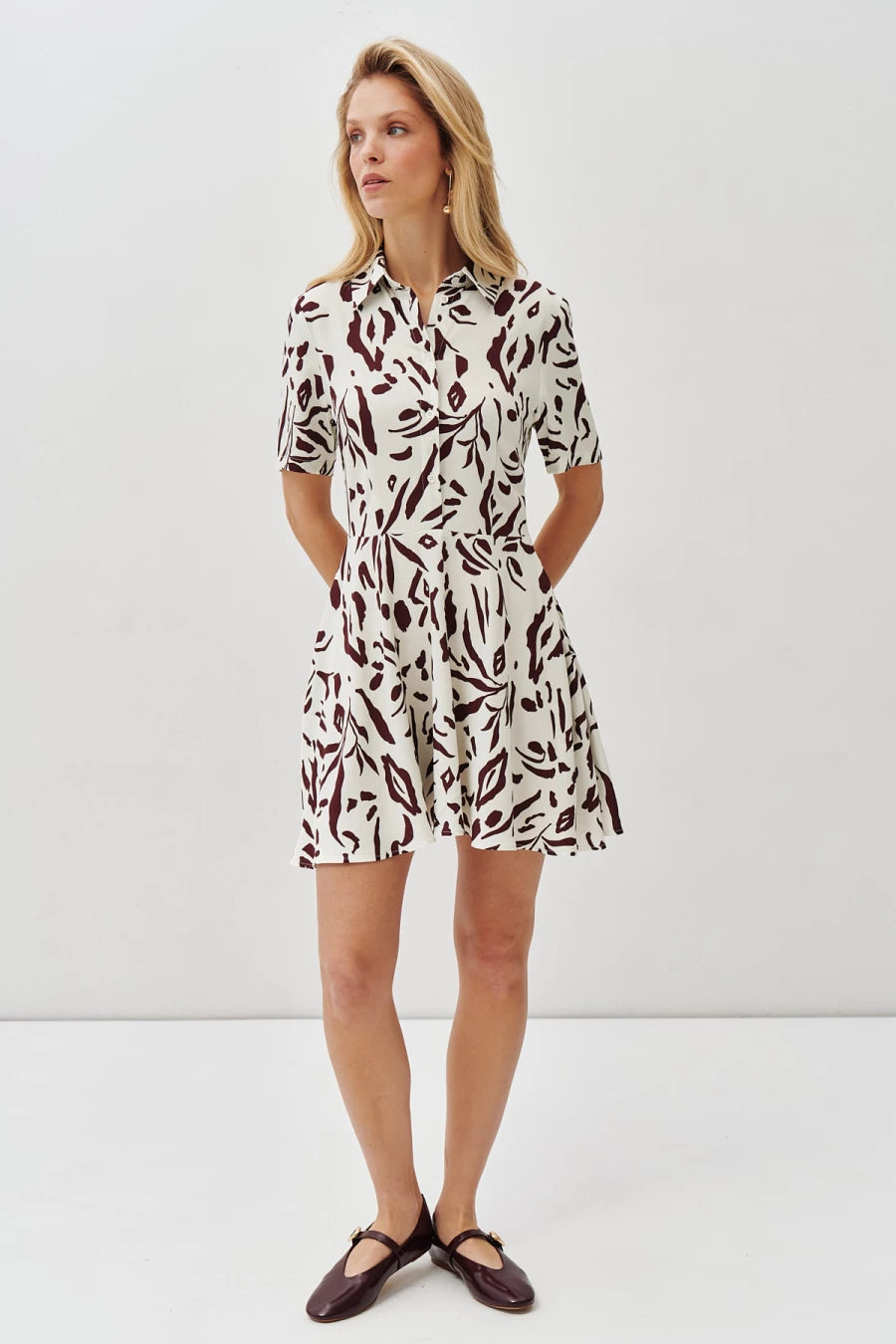 Short viscose dress in abstract brown print